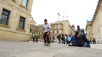 la policia ve montar a camilo melo