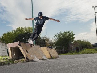 Bs5-0toFakie-Barrier